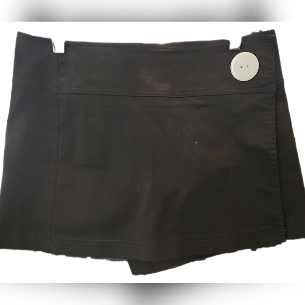 Cute black skort with side button detail